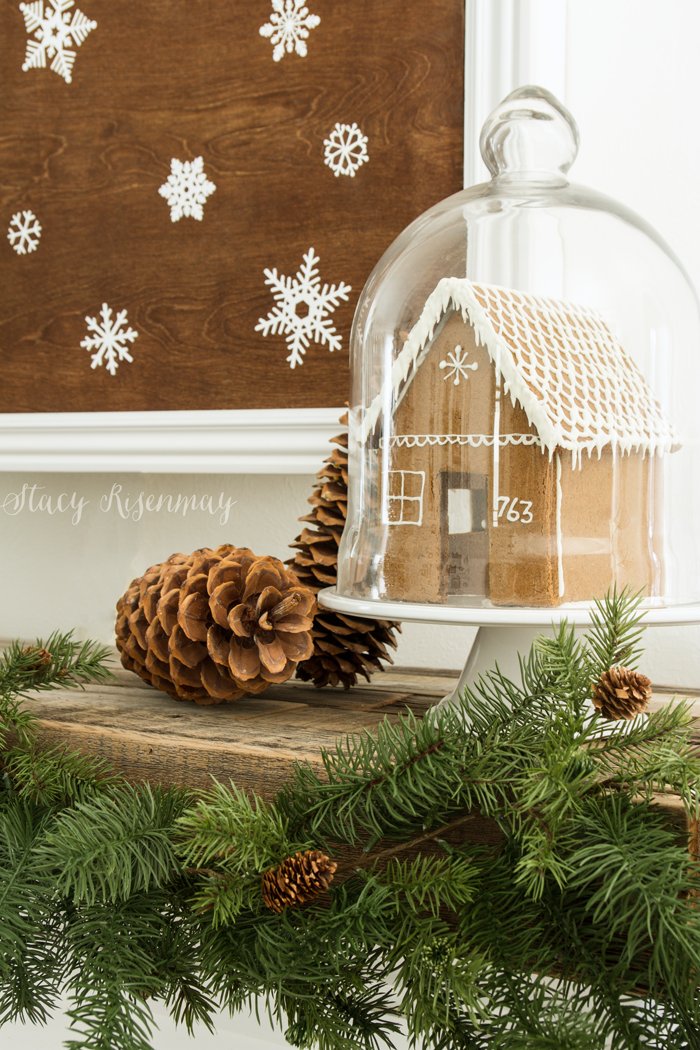gingerbread-house-on-mantel